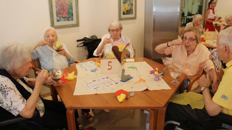 Italienisches Eiscafé für Senioren im Goslarer Haus Abendfrieden Regina Kreikemeyer (von links), Gisela Ose, Ernestine Waltinger und Maria und Hans-Heinz Emons genießen Schwarzwaldbecher und gemischtes Eis.