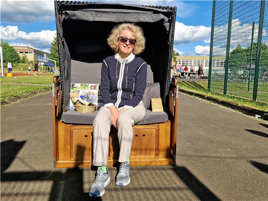 Regina Semmler-Ludwig bekommt zum Abschied einen Strandkorb. Foto: Knoke