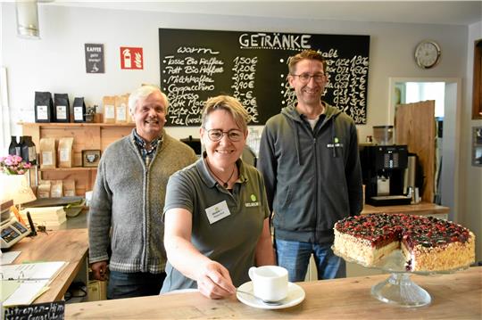 Regina Soot verstärkt die Höfe-Leitung. Wenn sie nicht im Büro an der Digitalisierung arbeitet, wird sie das neue Gesicht im Thekenteam des Hof-Cafés sein. Andreas Pleyer (li.) und Holger Pape (re.) freuen sich über den Personal-Coup.  Foto: Kempfer