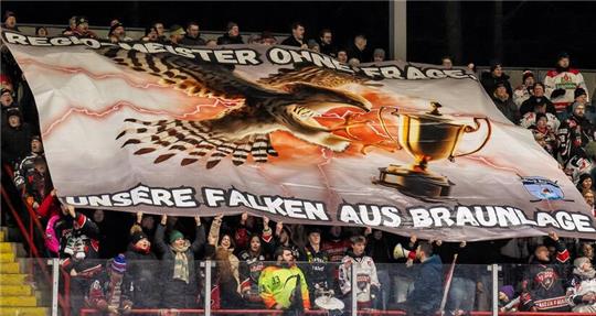 „Regio-Meister ohne Frage – Unsere Falken aus Braunlage“: Die eingefleischten Fans der Harzer Falken sind sich sicher, wer in der Regionalliga Nord die Meisterschaft holt. Möglicherweise mischen künftig auch Mannschaften aus dem Osten bei der Titelvergabe mit.