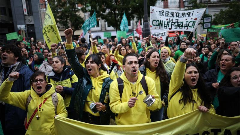 Polizei geht mit Schlagstöcken gegen Lehrer in Madrid vor Regionalpräsidentin Ayuso macht Spaniens Regierungschef Sánchez für die Proteste mitverantwortlich.