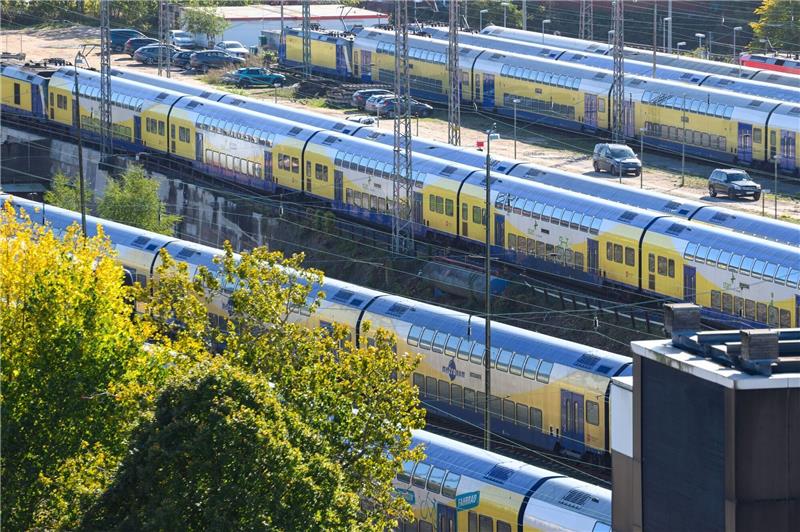 Regionalzüge des Anbieters Metronom stehen auf einer Abstellanlage.