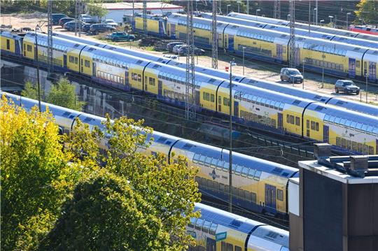 Regionalzüge des Anbieters Metronom stehen auf einer Abstellanlage.