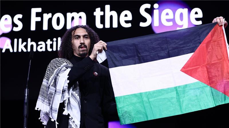 Regisseur Abdallah Alkhatib trat mit palästinensischer Flagge auf die Bühne.