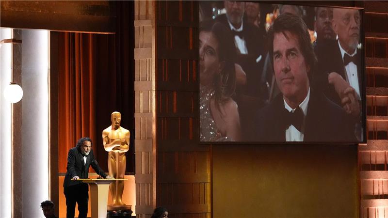 Tom Cruise und Dolly Parton mit Ehren-Oscars gekürt Regisseur Alejandro González Iñárritu stand bei der Gala auf der Bühne.