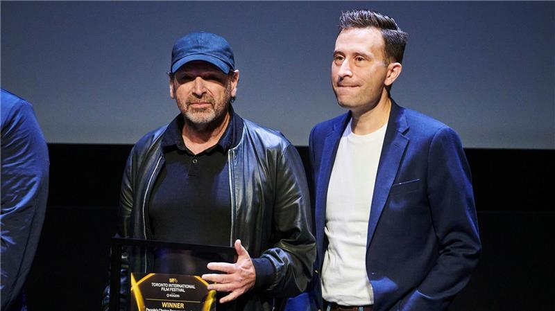 Chloé Zhaos Shakespeare-Drama „Hamnet“ gewinnt in Toronto Regisseur Barry Avrich (l) und Produzent Mark Selby halten ihren Preis für „The Road Between Us: The Ultimate Rescue“ hoch.