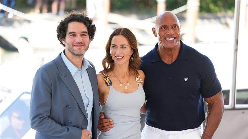 Dwayne Johnson weint - „Ob ich ein Softie bin? Ja!“ Regisseur Benny Safdie, Emily Blunt und Dwayne Johnson vor ihrer Pressekonferenz in Venedig.
