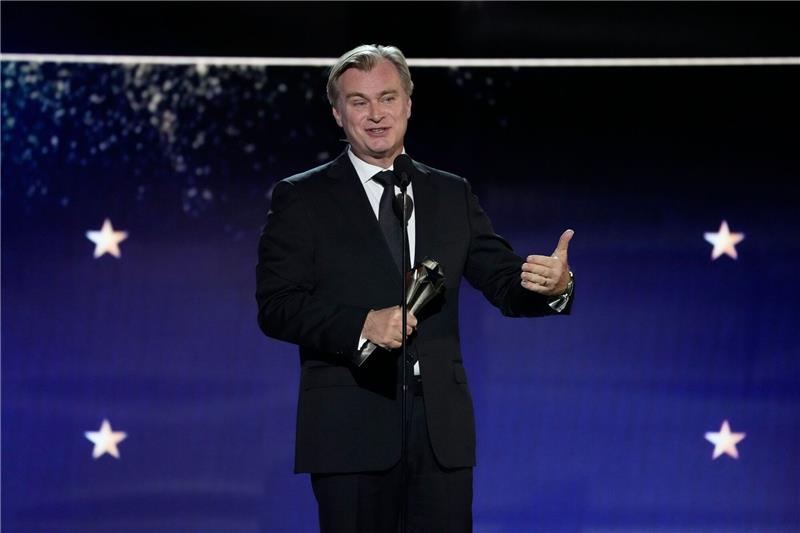 „Oppenheimer” räumt auch bei Critics Choice Awards ab Regisseur Christopher Nolan mit dem Preis für die beste Regie für «Oppenheimer» bei den Critics Choice Awards.