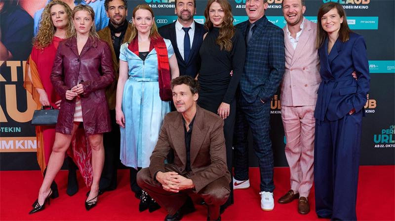 Regisseur Dagtekin (m.) und Regisseurin Schömann (r.) feierten mit ihrem Schauspiel-Team bei der Weltpremiere.