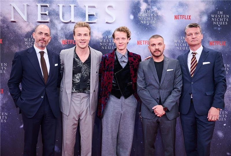 Deutsche Filme und ihr Erfolg bei den Oscars Regisseur Edward Berger (l-r), die Schauspieler Albrecht Schuch, Felix Kammerer und Edin Hasanovic sowie Produzent Malte Grunert bei der Premiere ihres Films «Im Westen nichts Neues» in Berlin.
