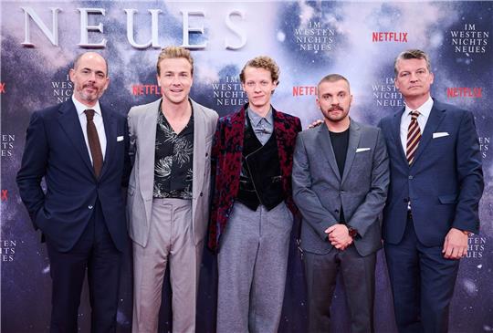 Regisseur Edward Berger (l-r), die  Schauspieler Albrecht Schuch, Felix Kammerer und Edin Hasanovic sowie Produzent Malte Grunert bei der Premiere ihres Films «Im Westen nichts Neues» in Berlin.