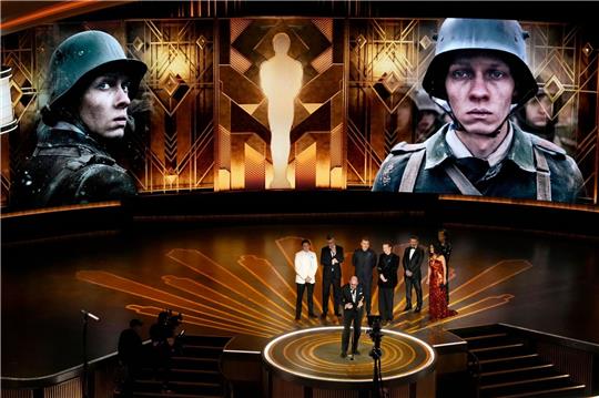 Regisseur Edward Berger nimmt den Preis für  «Im Westen nichts Neues» für den besten internationalen Film entgegen.