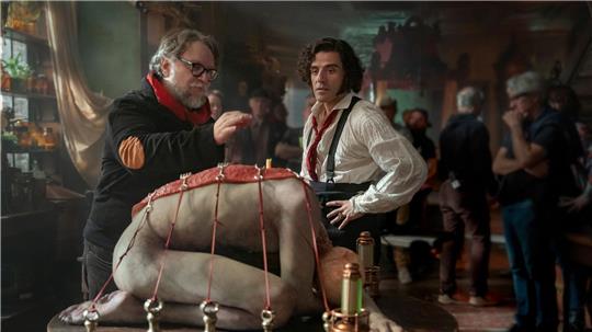 Regisseur Guillermo del Toro und Frankenstein-Darsteller Oscar Isaac in einer Filmszene. 