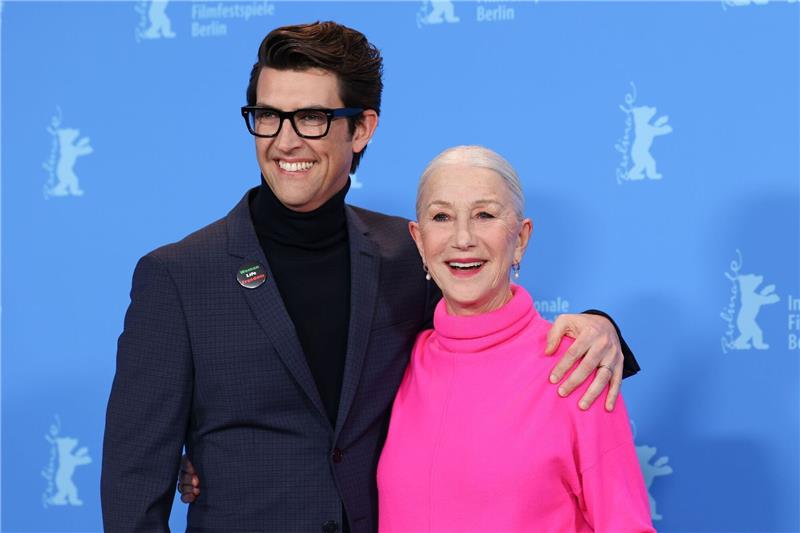 „Golda”-Regisseur: Helen Mirren für mich wie eine Jüdin Regisseur Guy Nattiv und Dame Helen Mirren stellten ihren Film "Golda" auf der Berlinale vor.