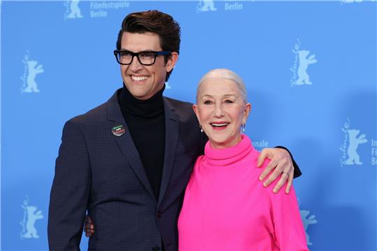 Regisseur Guy Nattiv und Dame Helen Mirren stellten ihren Film "Golda" auf der Berlinale vor.