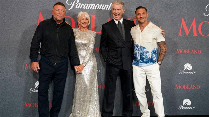 Neue „Mobland“-Folgen: Die dunkle Seite von Pierce Brosnan Regisseur Guy Ritchie mit den „Mobland“-Stars: Helen Mirren, Pierce Brosnan und Tom Hardy