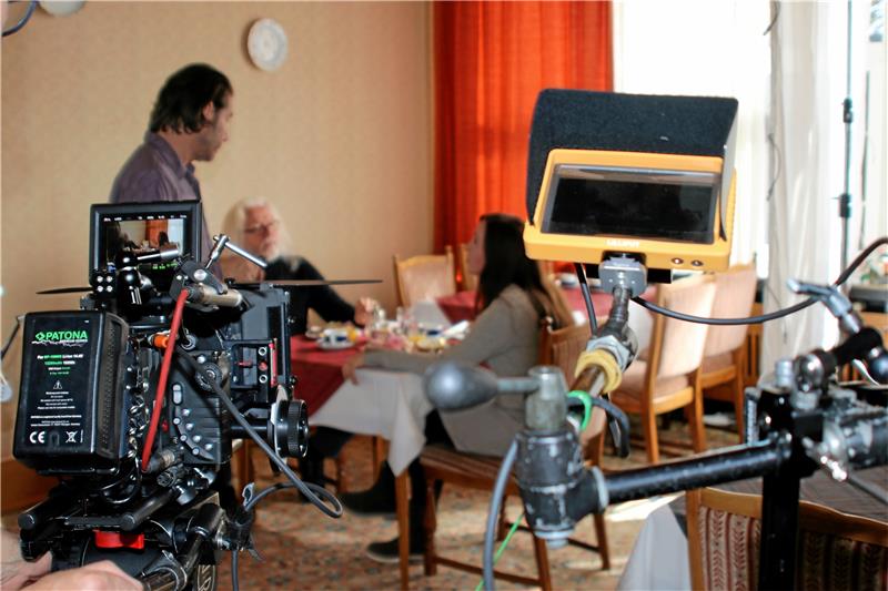 Harzer Hotel flimmert bald über internationale Kinoleinwände Regisseur Jack Rath gibt den Komparsen aus dem Oberharz letzte Anweisungen. Fotos: Knoke