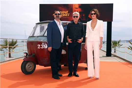Regisseur James Mangold (l-r) mit  Harrison Ford und Phoebe Waller-Bridge in Cannes.
