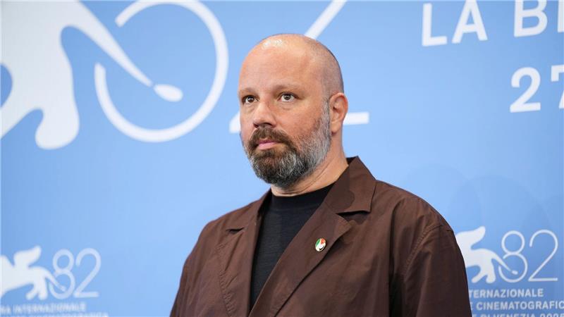 Propalästinensischer Protest am Rande des Filmfests Venedig Regisseur Lanthimos trug in Venedig einen Anstecker mit den Farben der palästinensischen Flagge.