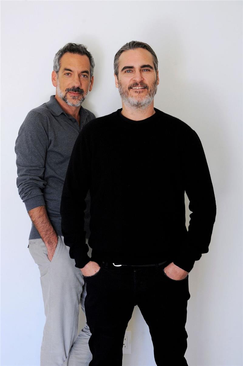 „Joker”-Regisseur Todd Phillips dreht Fortsetzung Regisseur Todd Phillips (l) mit Joaquin Phoenix 2019 in Beverly Hills.