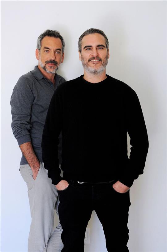 Regisseur Todd Phillips (l) mit Joaquin Phoenix 2019 in Beverly Hills.