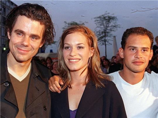 Regisseur Tom Tykwer (l) und die beiden Hauptdarsteller, Franke Potente und Moritz Bleibtreu, bei der Weltpremiere von "Lola rennt" in Köln.