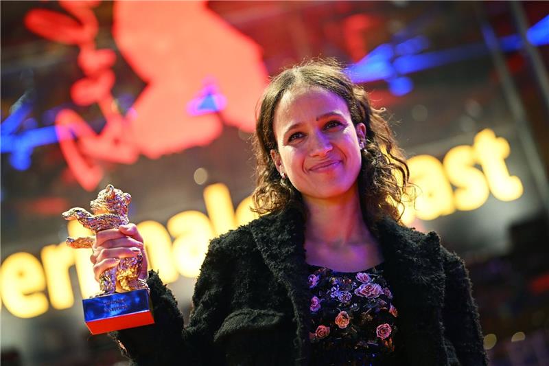 Regisseurin Mati Diop mit ihrem Goldenen Bären für «Dahomey».