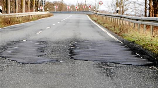 Regt so manch einen Verkehrsteilnehmer auf: Die neuen Asphaltflicken auf der Landesstraße 500 bei Bodenstein und Lutter.