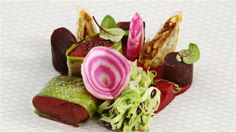 Das Foto zeigt Rehrücken im Spitzkohl mit Maronenpüree und Roter Beete, bunt und fein angerichtet im "Harzfenster"-Style.