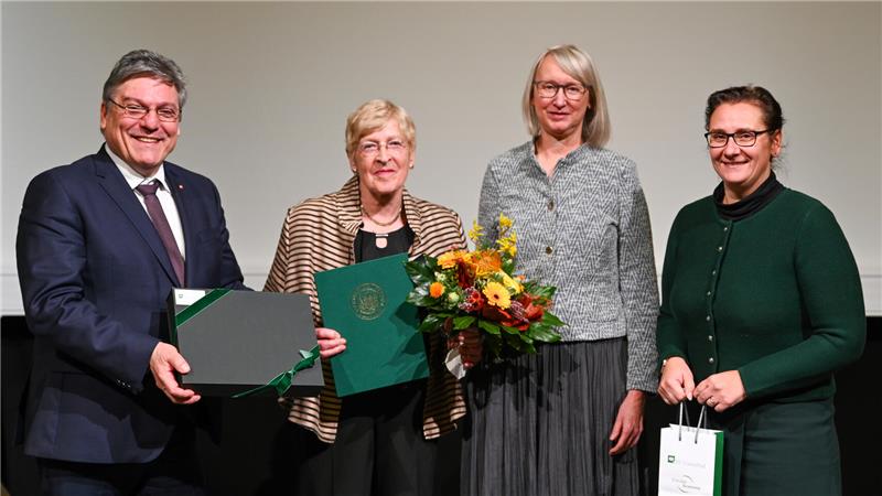 Reich beschenkt wird Marina Frost vom ehemaligen Universitätspräsidenten Joachim Schachtner, von der Wirtschaftswissenschaftlerin Heike Schenk-Mathes und von der Universitätspräsidentin Sylvia Schattauer.