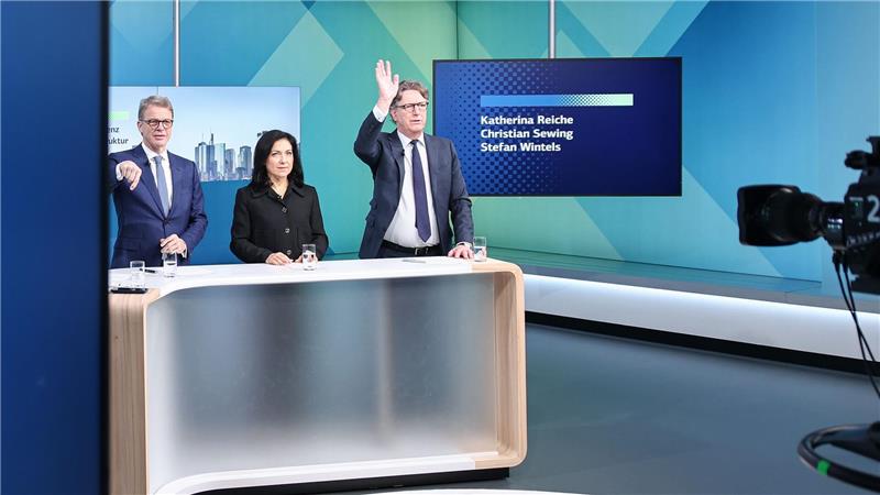 Reiche trat mit Deutsche-Bank-Chef Sewing (links) und KfW-Chef Wintels vor die Kameras