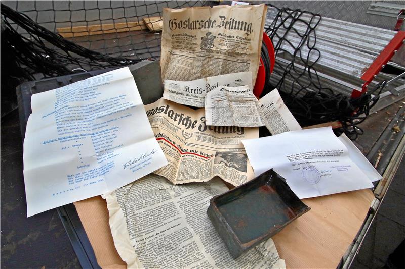 Das steckt in der Dachkugel der Goslarer Jakobikirche Reichhaltige Sammlung: Der Inhalt des Schatzkästchens aus der Dachbekrönung bietet Dokumente aus den Jahren 1849 bis 1959.