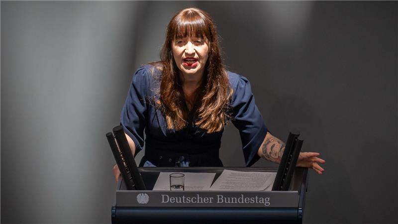 Reichinnek bleibt bei Kritik an Sozialreformen.