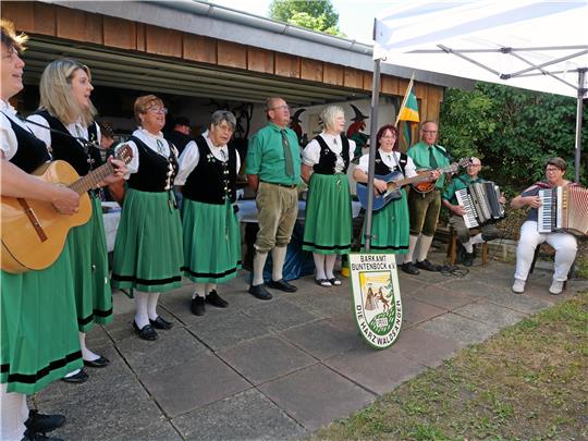 Reichlich Musik zum 75-Jährigen bieten die Harzwaldsänger ihren geladenen Gästen und sich selbst. Foto: Potthast
