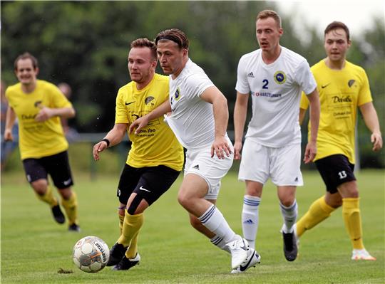 Reicht‘s bis Sonntag? Ob Kay Petermann und Michel Bönig (2. und 3. v. li.) gegen Vahdet Braunschweig auflaufen können, entscheidet sich kurzfristig. Foto: Epping