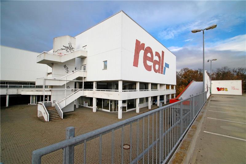 Reif für die Abriss-Birne – aber wann rollt die an? Die heruntergewirtschaftete Real-Immobilie soll vor Neubau eines Edeka-Marktes verschwinden. Zum Zeitplan gibt es noch keine Auskünfte. Der neue Laden soll 2023 stehen.  Archivfoto: Epping