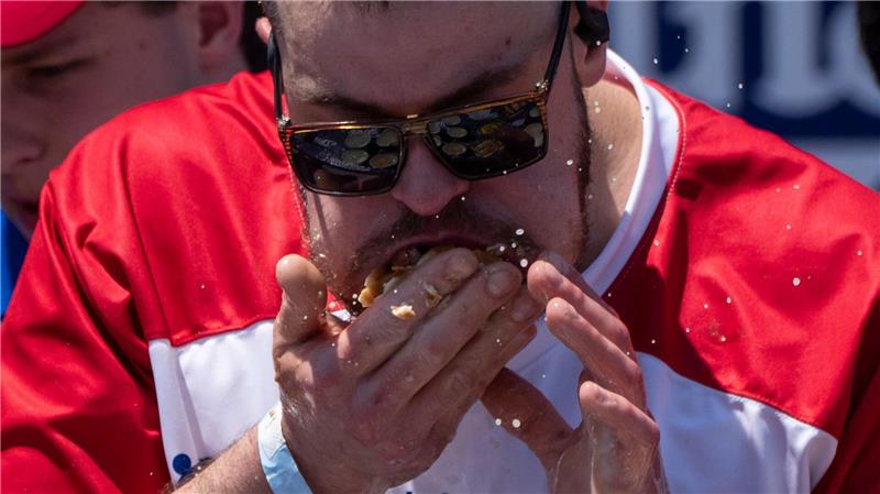 Rückkehrer Chestnut holt erneut Titel beim Hot-Dog-Wettessen Rein damit: Patrick Bertoletti wurde diesmal nur Zweiter.