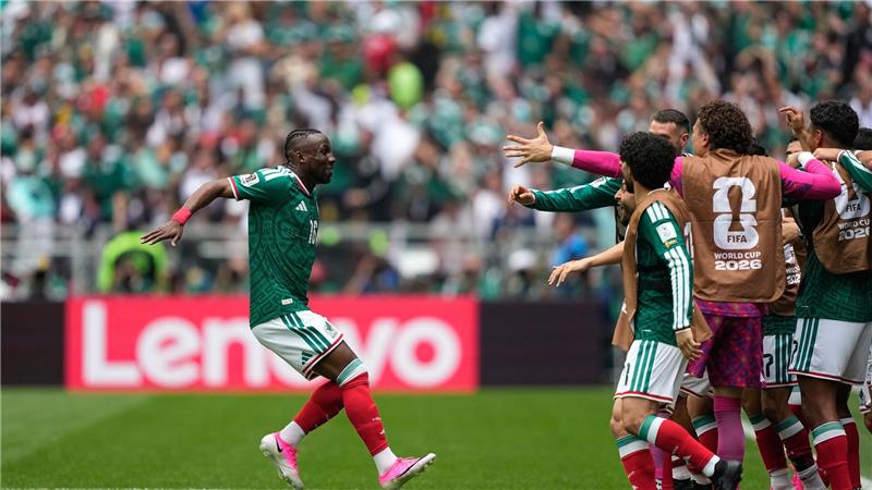 Rot-Festival gegen Südafrika: Mexiko gewinnt WM-Auftakt Rein in die Menge: Quinones jubelt mit seinen Teamkollegen.