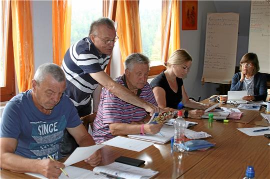 Reiner Makus (stehend) hilft Anatoli beim Lesen eines Rezeptes und der richtigen Aussprache der Zutaten.  Fotos: Knoke