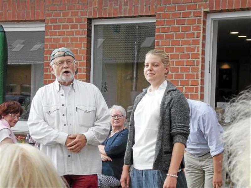 Reinhard Guischard (li.) interviewt die neue Leiterin der Goslarschen Höfe, Beke Hollenbach, beim Sommerfest auf den Goslarschen Höfen.  Foto: Jelinski