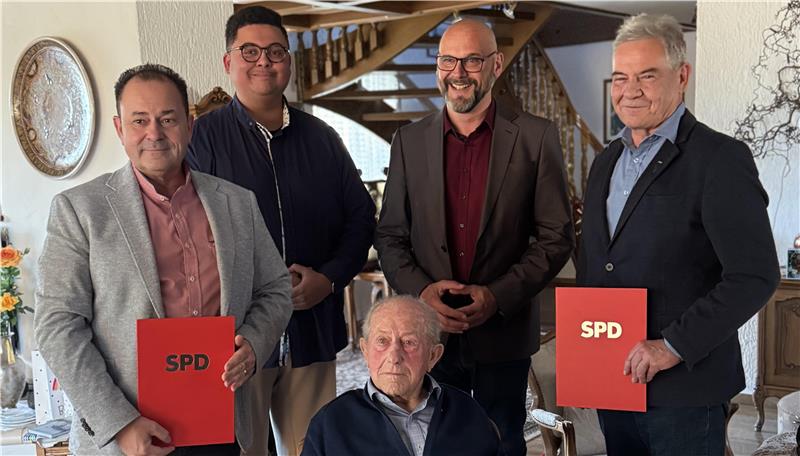 Günter Klose ist seit 77 Jahren in der SPD Reinhard Klose (v.l., geehrt für 40 Jahre), Samuel Marfo, Günter Klose (geehrt für 75 Jahre), Alexander Saade, Manfred Klose (geehrt für 50 Jahre).