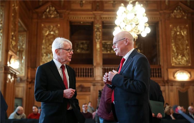 Alte und neue Gesichter im neuen Bremer Senat Reinhard Rauball (l), DFL-Präsident, und Ulrich Mäurer (SPD), Innensenator von Bremen unterhalten sich.