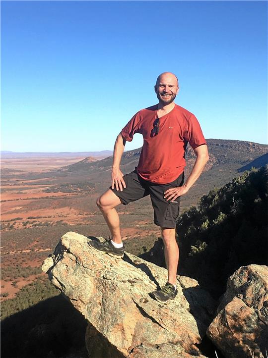 Reinhard Struve ist seit einem Schulaustausch in der elften Klasse Australien-Fan. Im Jahr 2000 hat er dort seine australische Frau kennengelernt, sieben Jahre später ist er ans andere Ende der Welt ausgewandert. Das Bild ist bei einer Wanderung am sogenannten Devil’s Peak, in der Nähe der südaustralischen Stadt Hawker, entstanden. Fotos: Privat