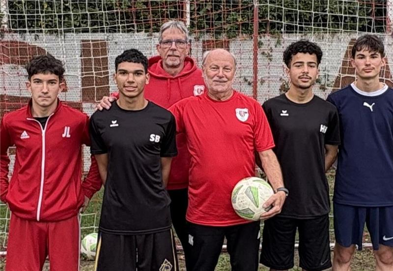 Reinhardt „Kisi“, Kihsmehl (Mitte mit Ball) mit seiner B-Junioren-Mannschaft des JSG Schladen/Gielde. Der Deutsche Fußball-Bund zeichnet ihn im April 2026 für sein jahrzehntelanges Engagement im Verein aus. Foto: Büsching