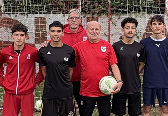 Reinhardt „Kisi“, Kihsmehl (Mitte mit Ball) mit seiner B-Junioren-Mannschaft des JSG Schladen/Gielde. Der Deutsche Fußball-Bund zeichnet ihn im April 2026 für sein jahrzehntelanges Engagement im Verein aus. Foto: Büsching