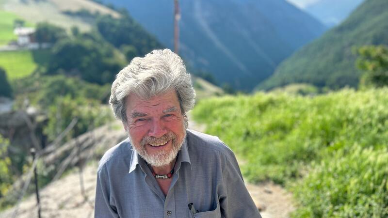 Die Bergsteiger-Legende wird 80 Reinhold Messner steht vor seinem Schloss Juval.