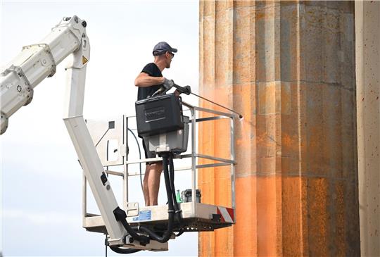 Reinigungsarbeiten im September nach einem Farbanschlag der Klimagruppe Letzte Generation auf das Brandenburger Tor.