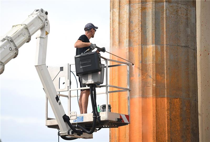 Farbattacke auf Brandenburger Tor: Klage gegen Aktivisten Reinigungsarbeiten nach dem Farbanschlag: Mitglieder der Letzten Generation hatten am 17. September 2023 das symbolträchtige Wahrzeichen besprüht.