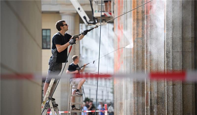 Klimaaktivisten besprühen Brandenburger Tor mit Farbe Reinigungsarbeiten nach einem Farbanschlag der so genannten letzten Generation auf das Brandenburger Tor.