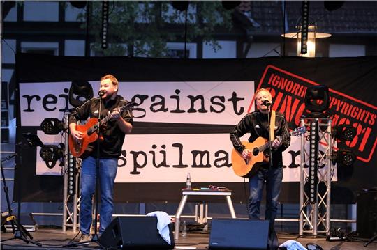 Reis Against the Spülmachine rocken die Bühne am Rathausplatz mit Musik und reichlich Sprachwitz. Das Publikum nahm es dankbar an.  Fotos: Neuendorf